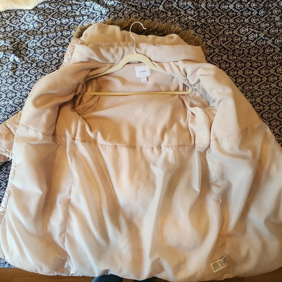 Old Navy puffer coat, size medium - Picture 4 of 10